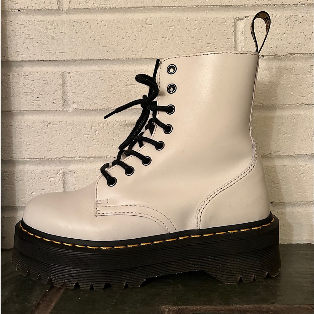 Like New- White leather Doc Marten’s
